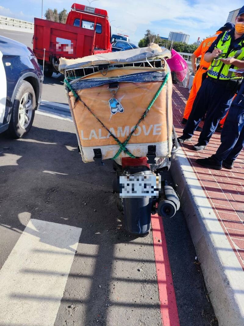 外送員的機車停在中南一路旁，人卻不見蹤影。（民眾提供）